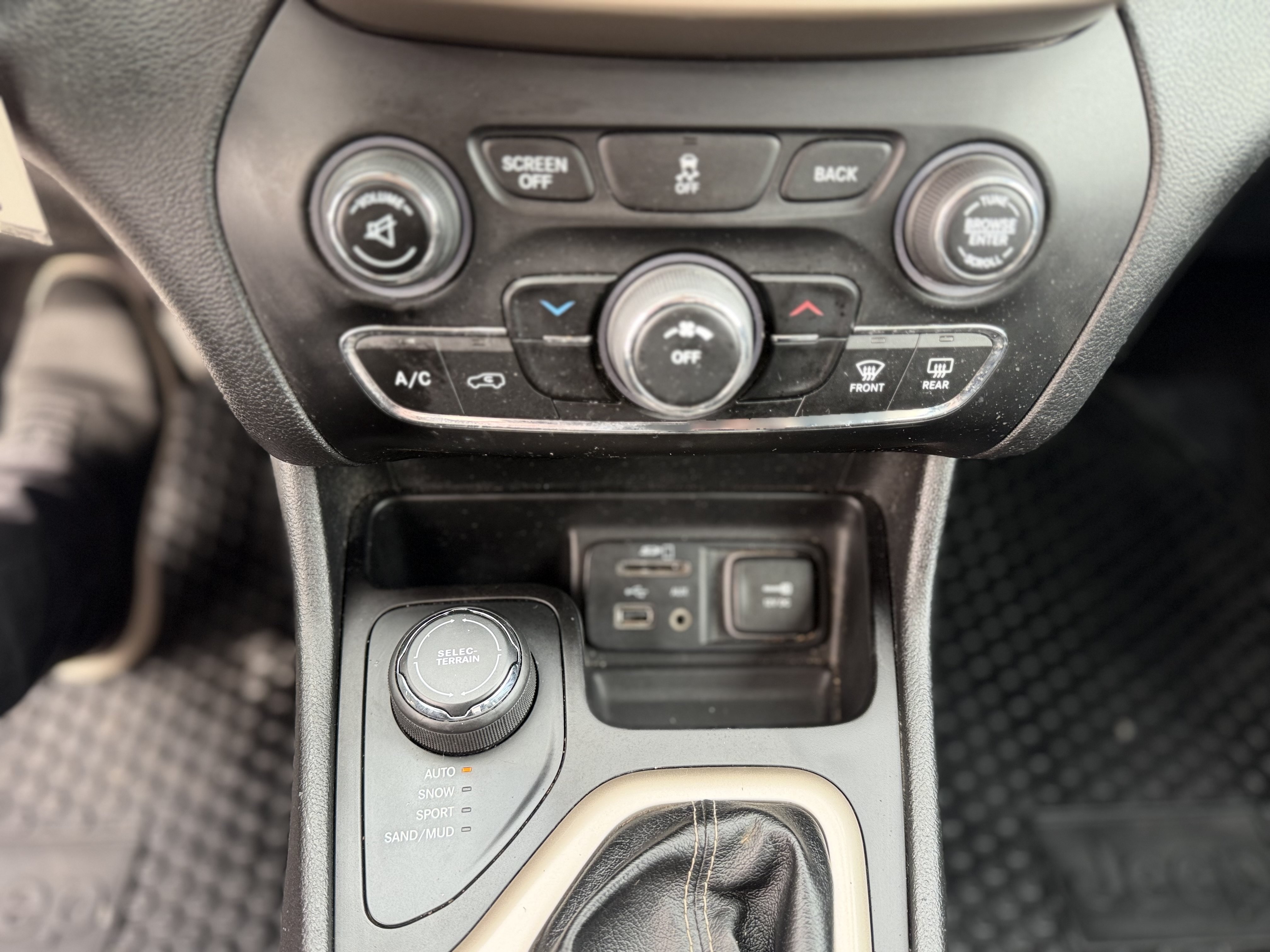 Used 2016 Jeep Cherokee Sport w/ Cold Weather Group AWD/4WD image 18
