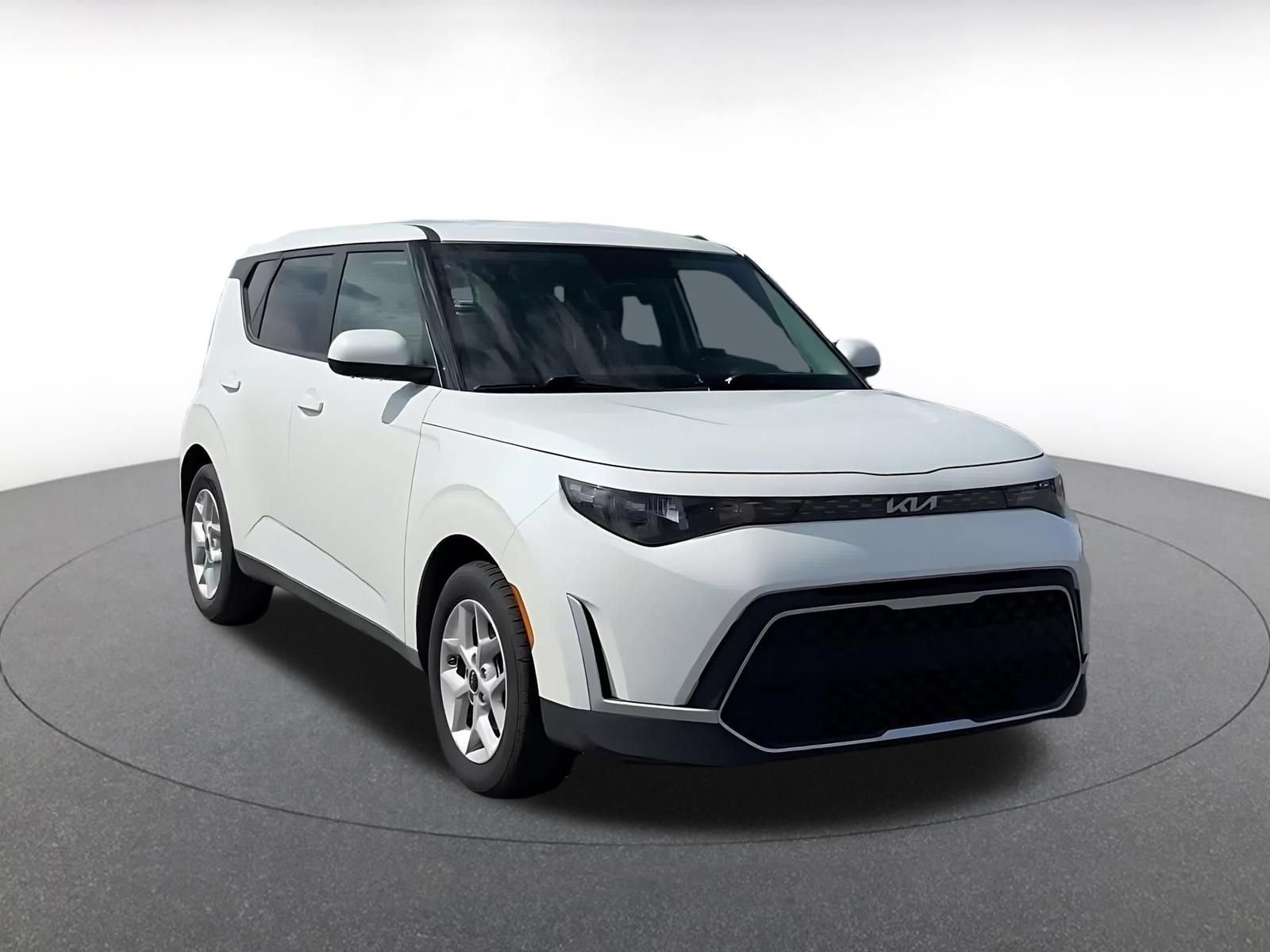 Used 2025 Kia Soul LX w/ LX Technology Package FWD image 3