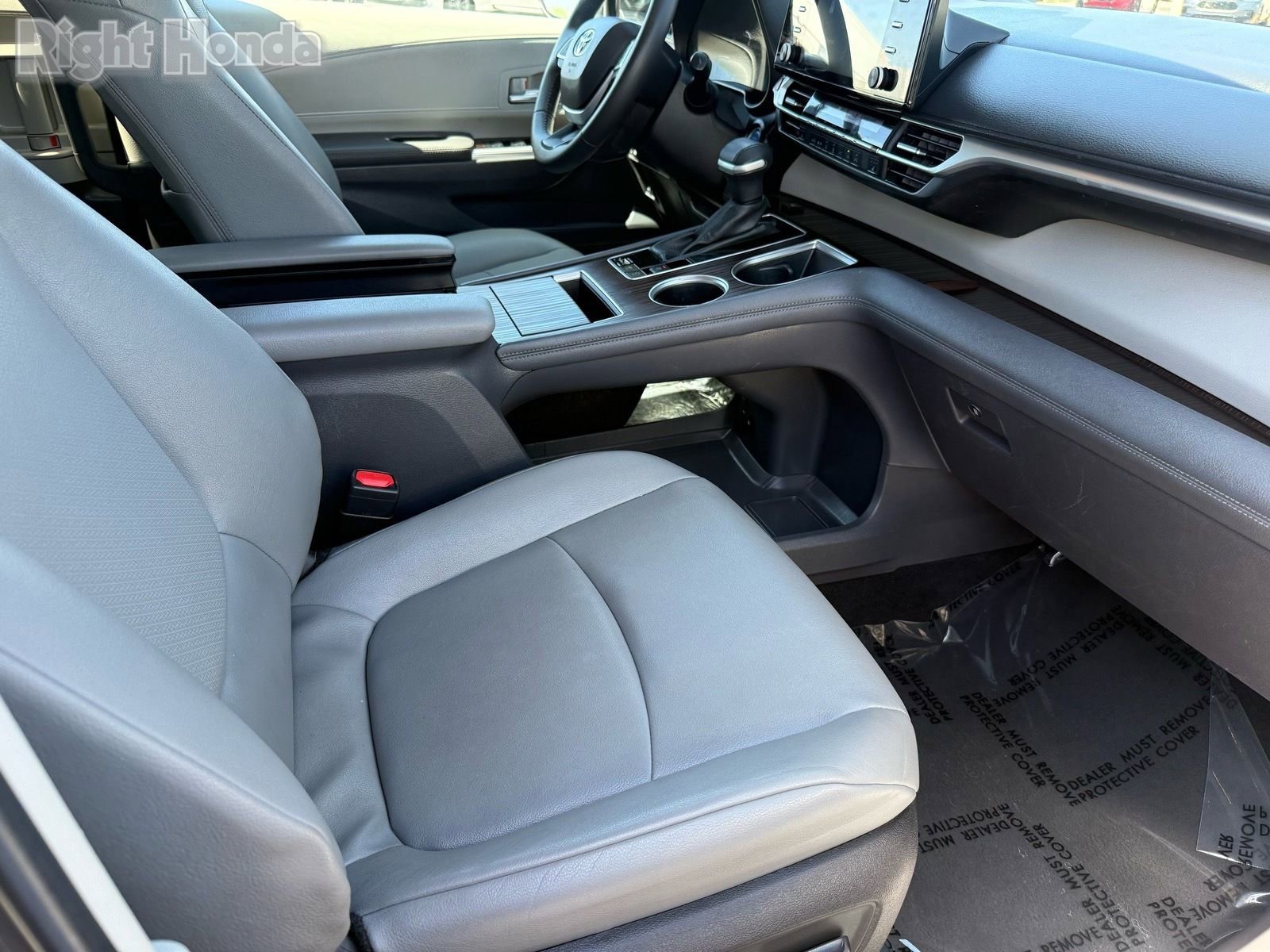 Used 2024 Toyota Sienna XLE FWD image 31