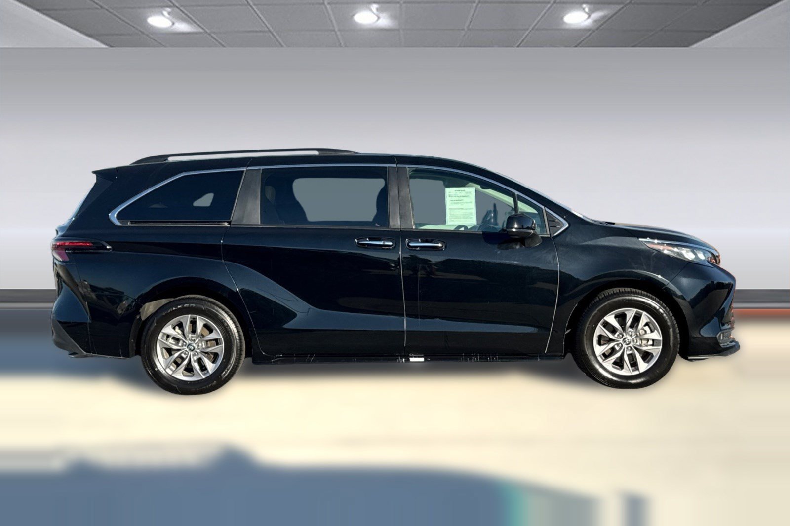 Used 2026 Toyota Sienna XLE FWD image 8