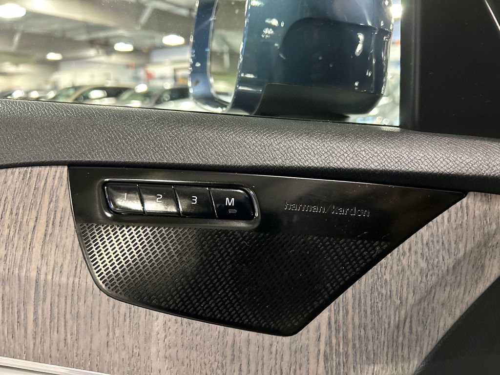 Used 2023 Volvo XC90 B6 Plus image 21