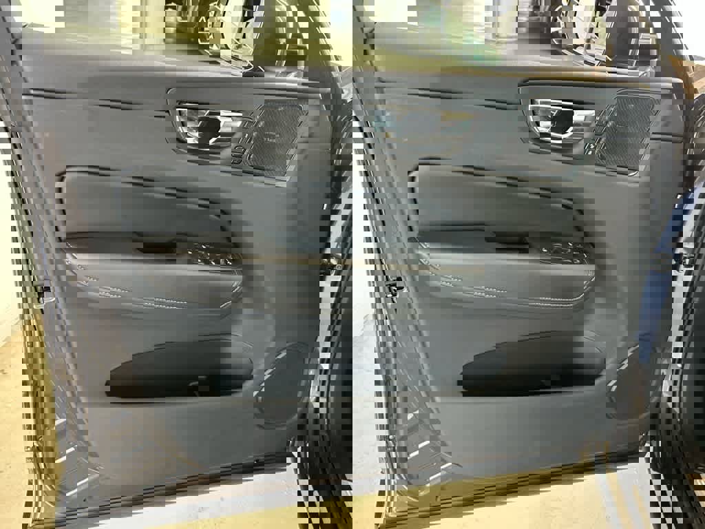 Used 2022 Volvo XC60 B6 Inscription image 10