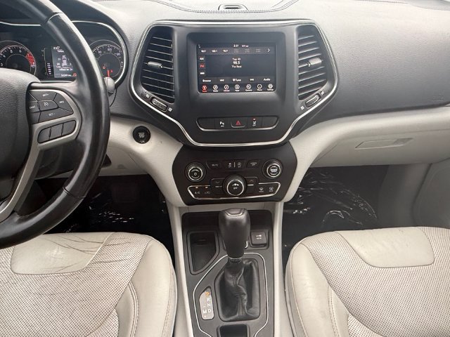 Used 2021 Jeep Cherokee Latitude Lux FWD image 3