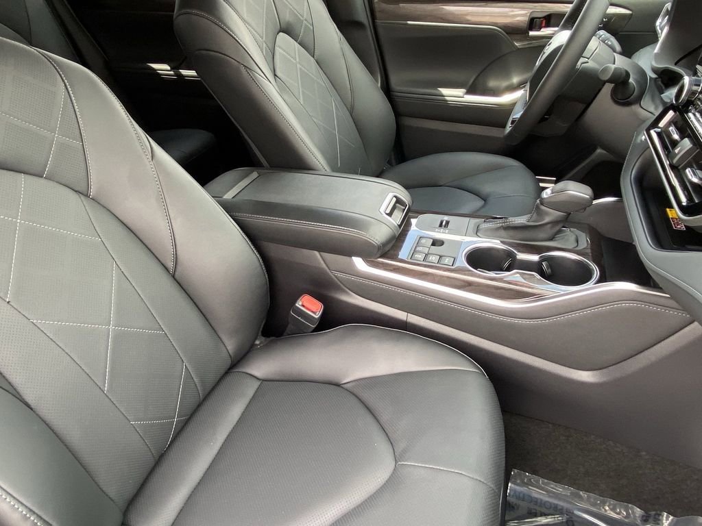 Certified 2026 Toyota Highlander Platinum AWD/4WD image 16
