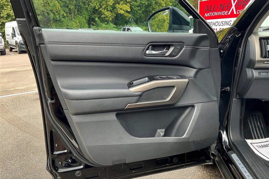 Used 2024 Nissan Pathfinder Platinum image 23