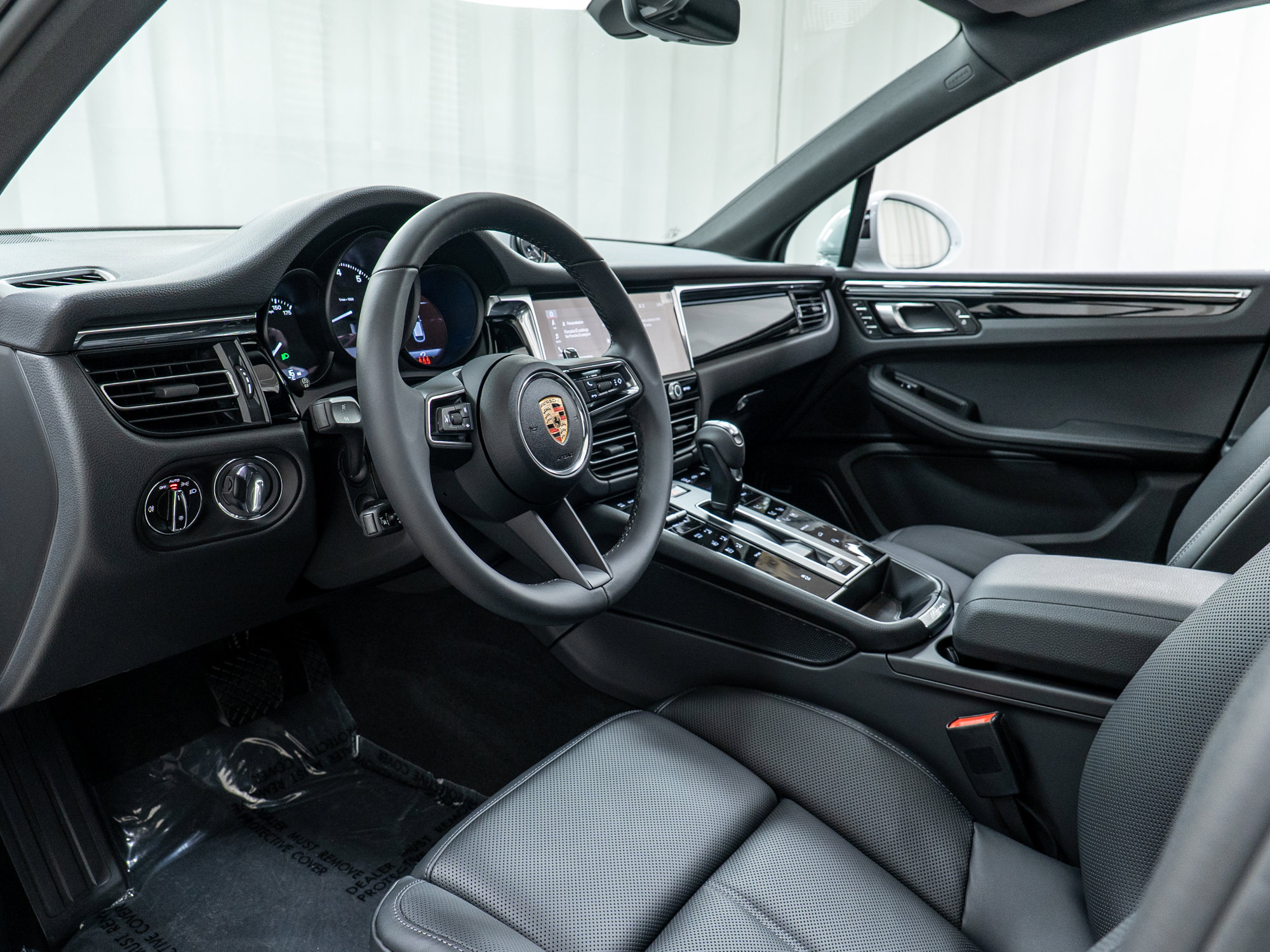 Certified 2025 Porsche Macan image 15