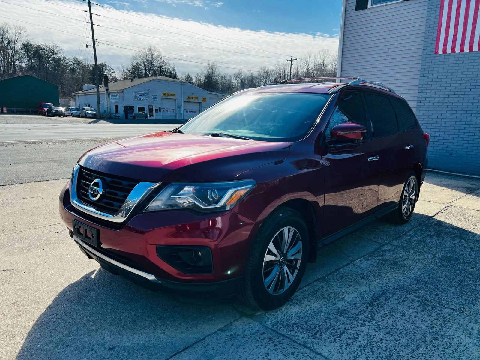 Used 2020 Nissan Pathfinder SL image 1