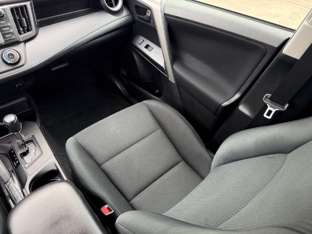 Used 2018 Toyota RAV4 LE FWD image 21