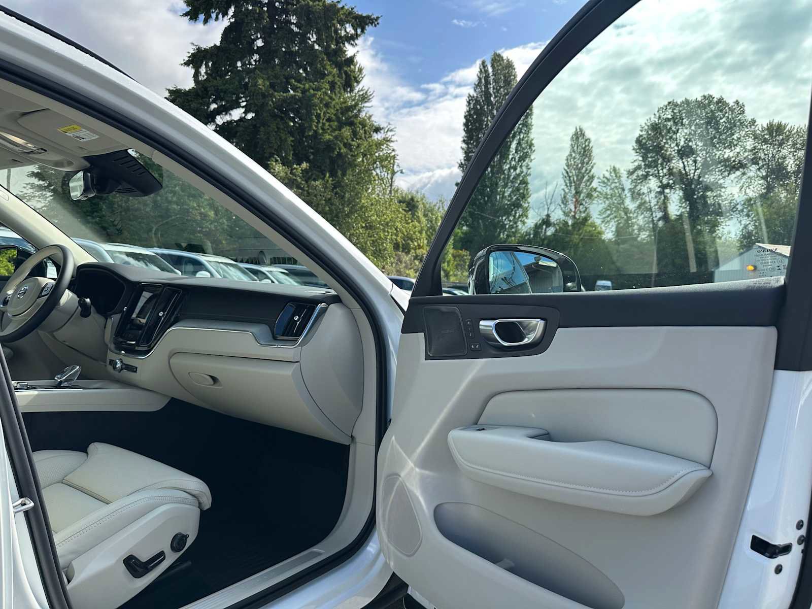 New 2025 Volvo XC60 B5 Ultra w/ Protection Package Premier image 11