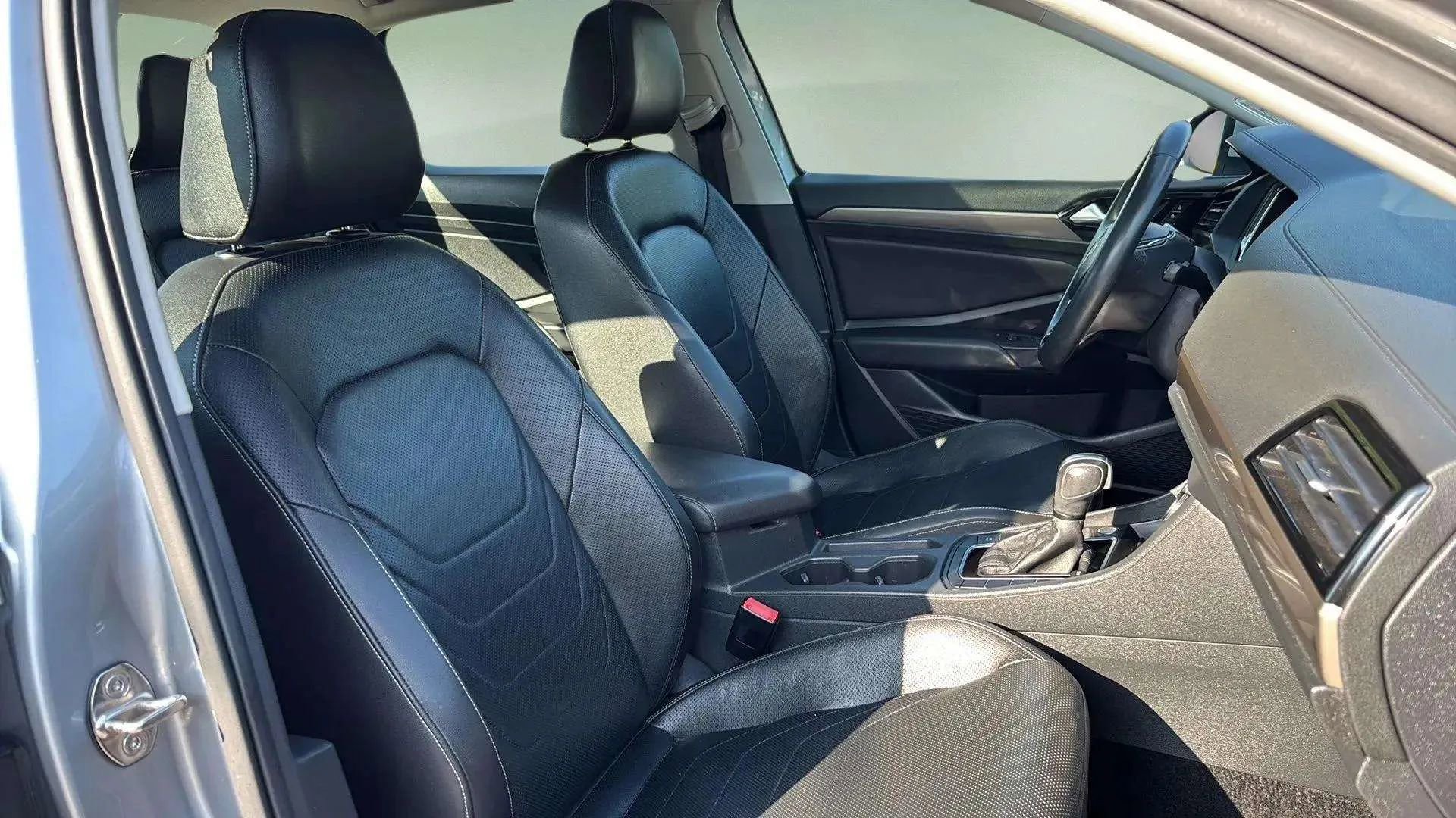 Used 2020 Volkswagen Jetta SEL Premium image 28