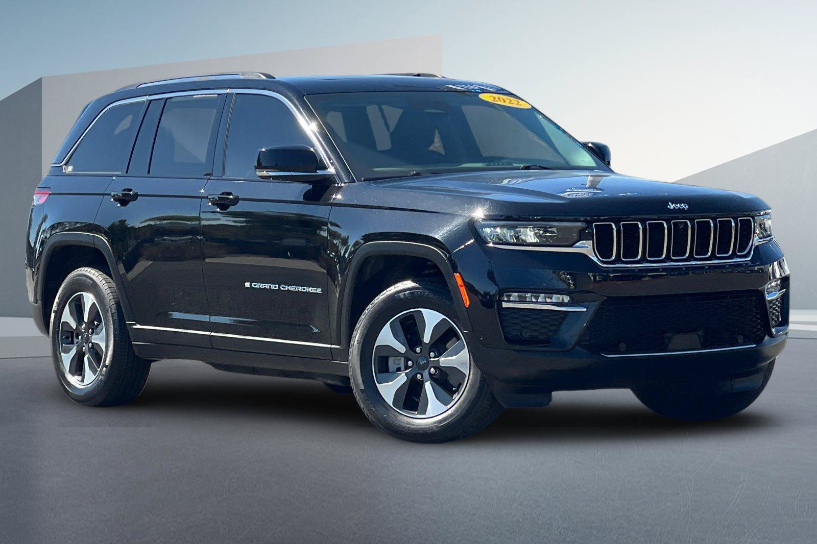 Used 2022 Jeep Grand Cherokee Limited 4xe w/ Luxury Tech Group II AWD/4WD image 2