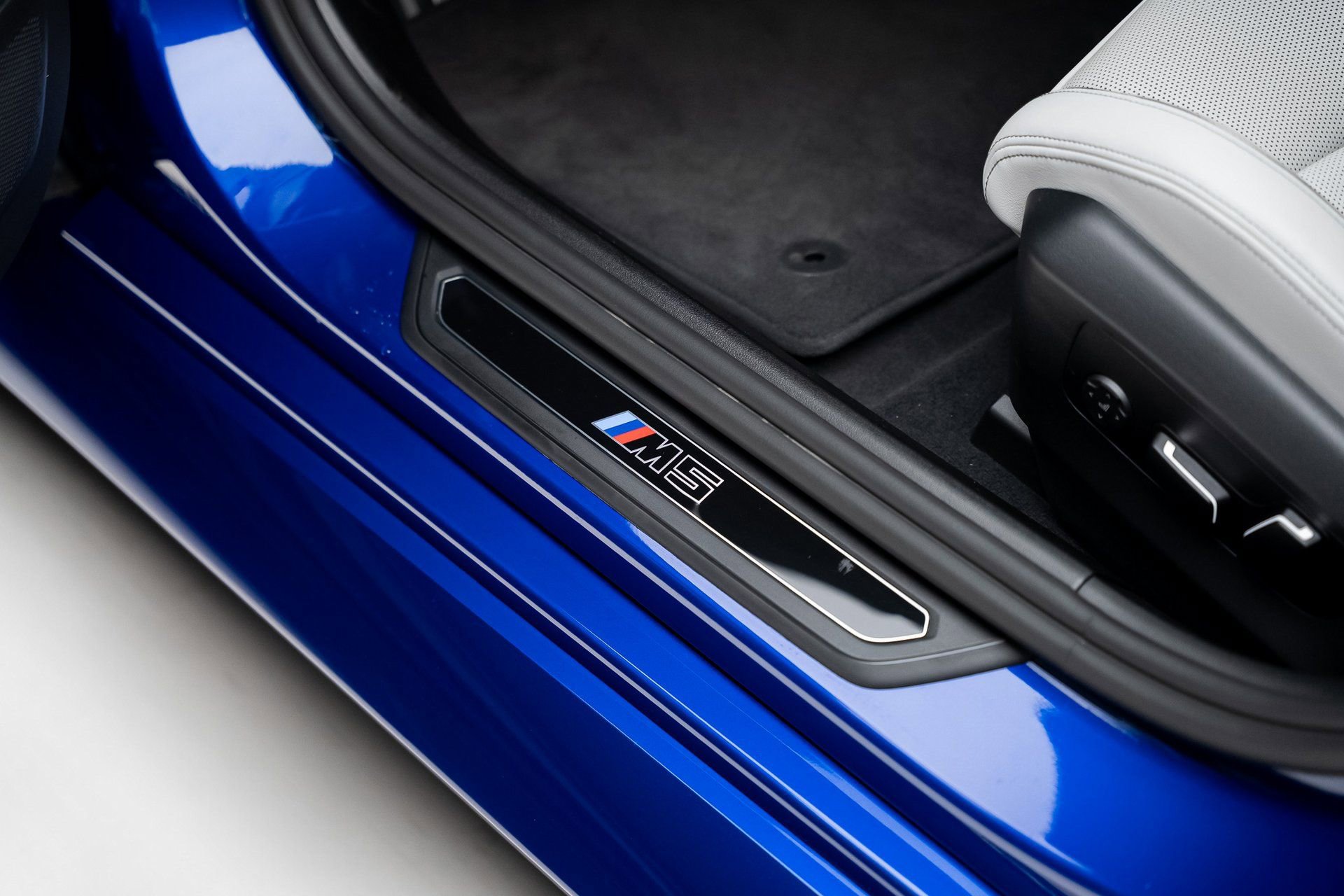 Used 2025 BMW M5 w/ Carbon Package image 60