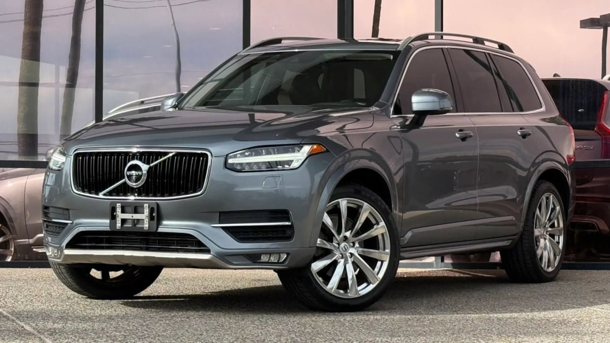 Used 2016 Volvo XC90 T6 Momentum w/ Momentum Plus Package AWD/4WD image 2