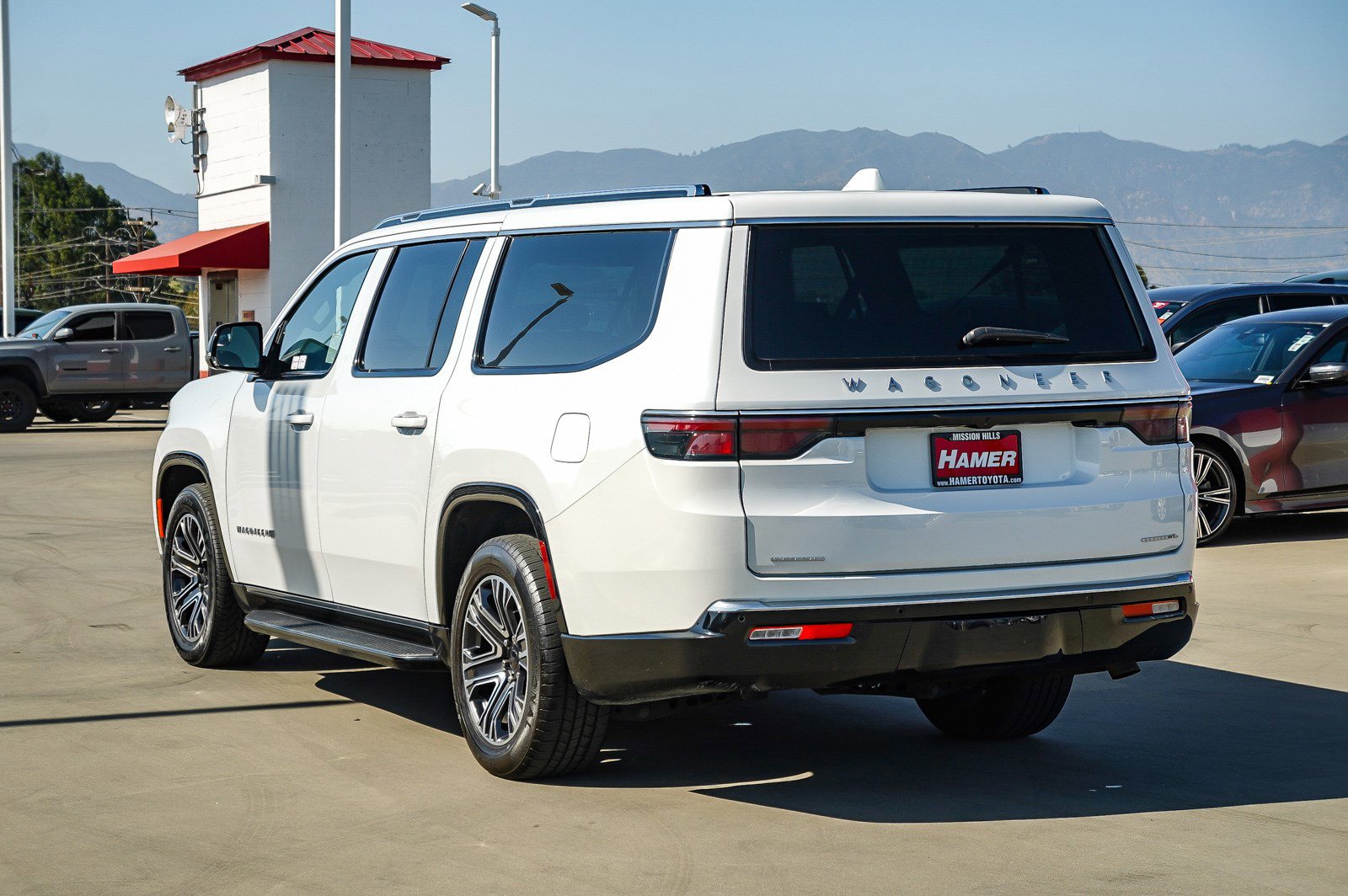 Used 2023 Jeep Wagoneer L Series II AWD/4WD image 5