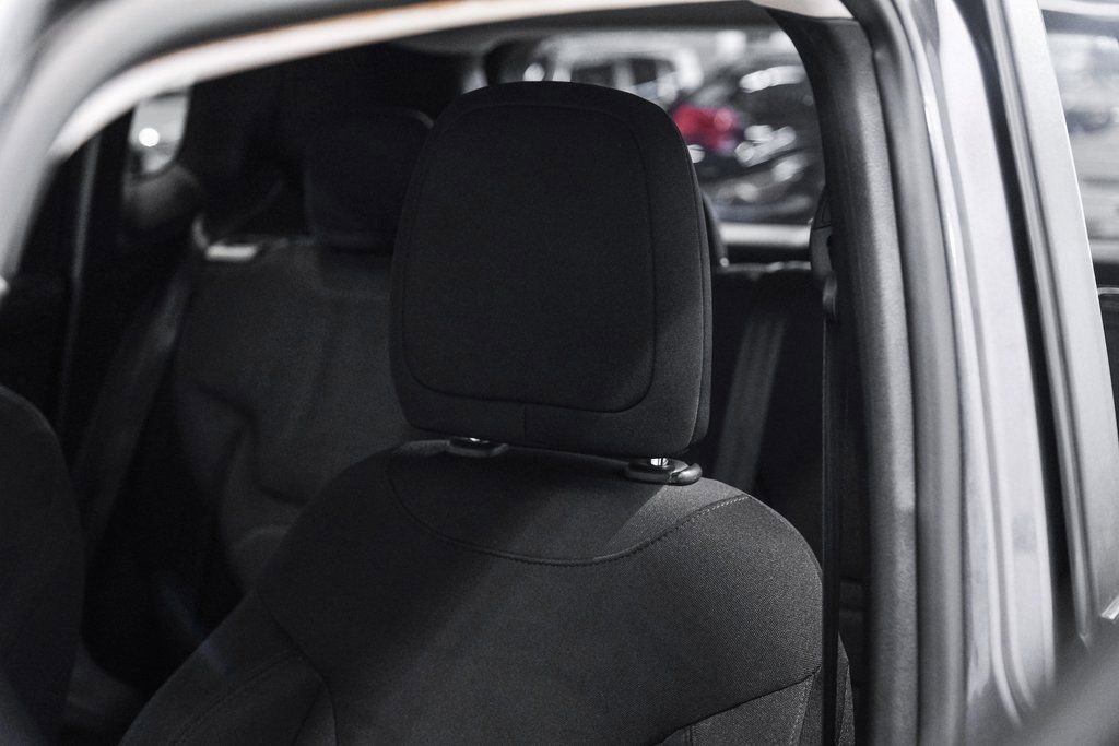 Used 2018 Jeep Renegade Latitude FWD image 34