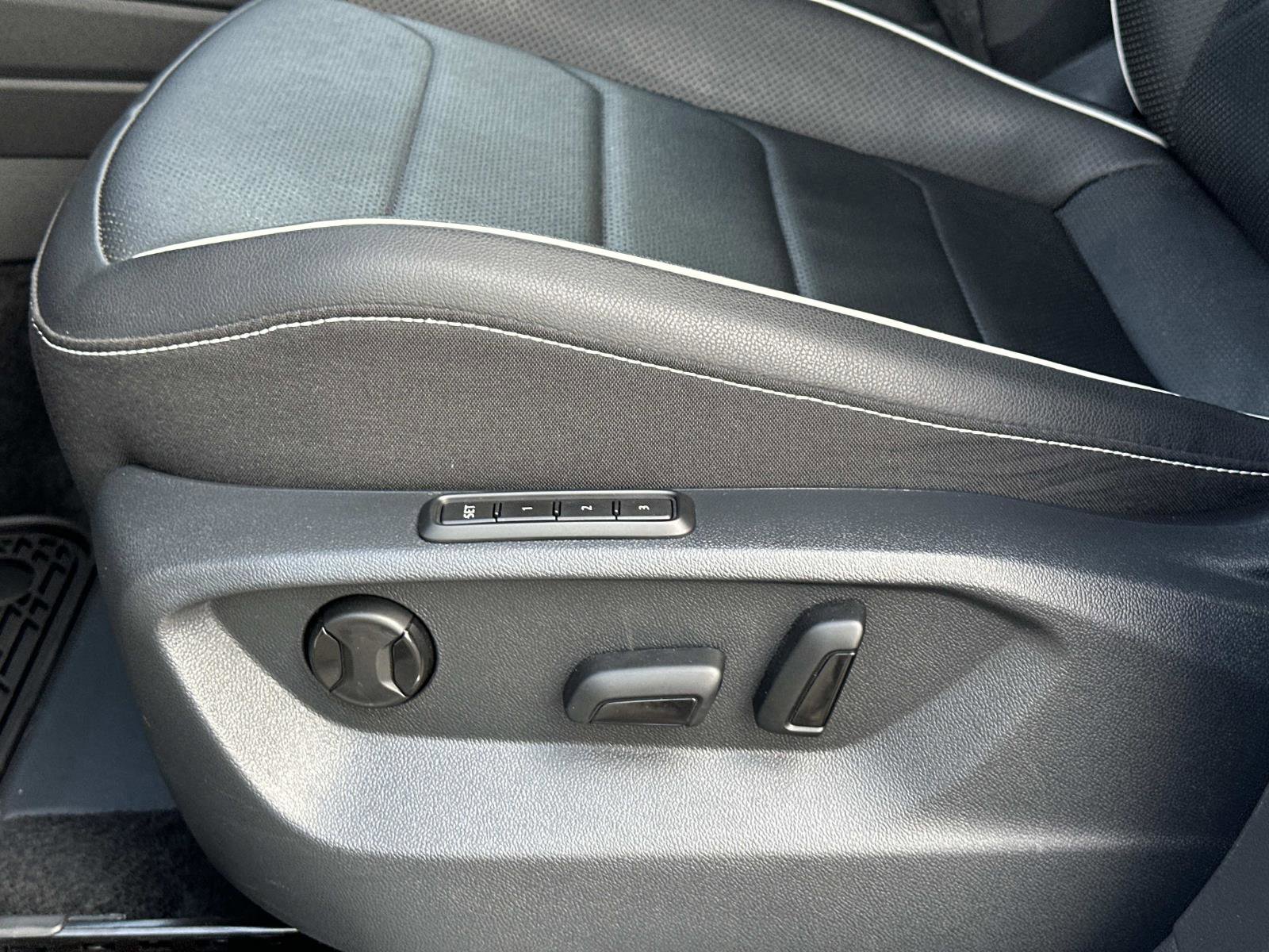 Used 2023 Volkswagen Tiguan SEL R-Line image 23