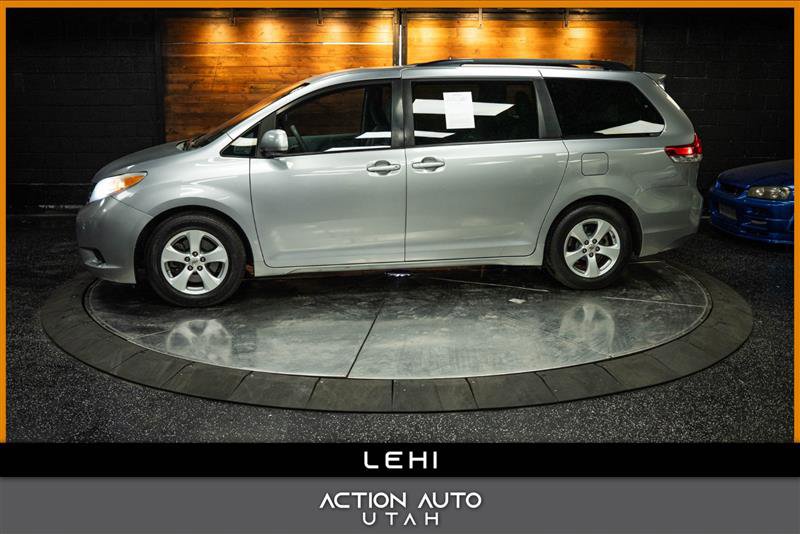 Used 2012 Toyota Sienna LE w/ Towing Pkg image 1