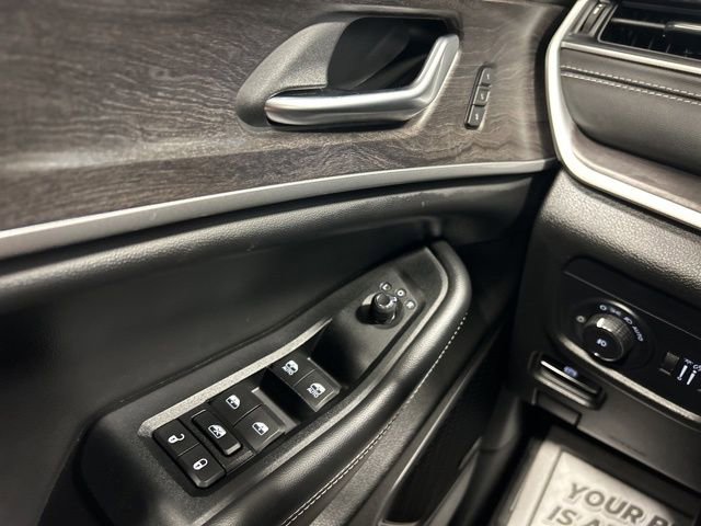 Used 2023 Jeep Grand Cherokee Limited image 29