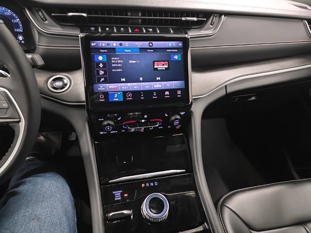 Used 2025 Jeep Grand Cherokee Limited image 17