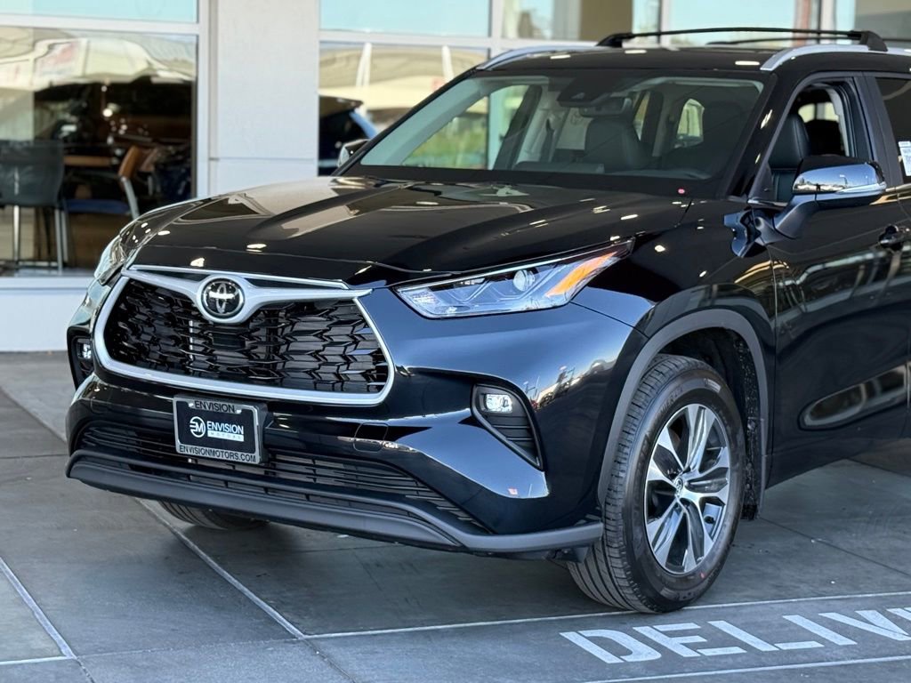 New 2025 Toyota Highlander XLE image 3