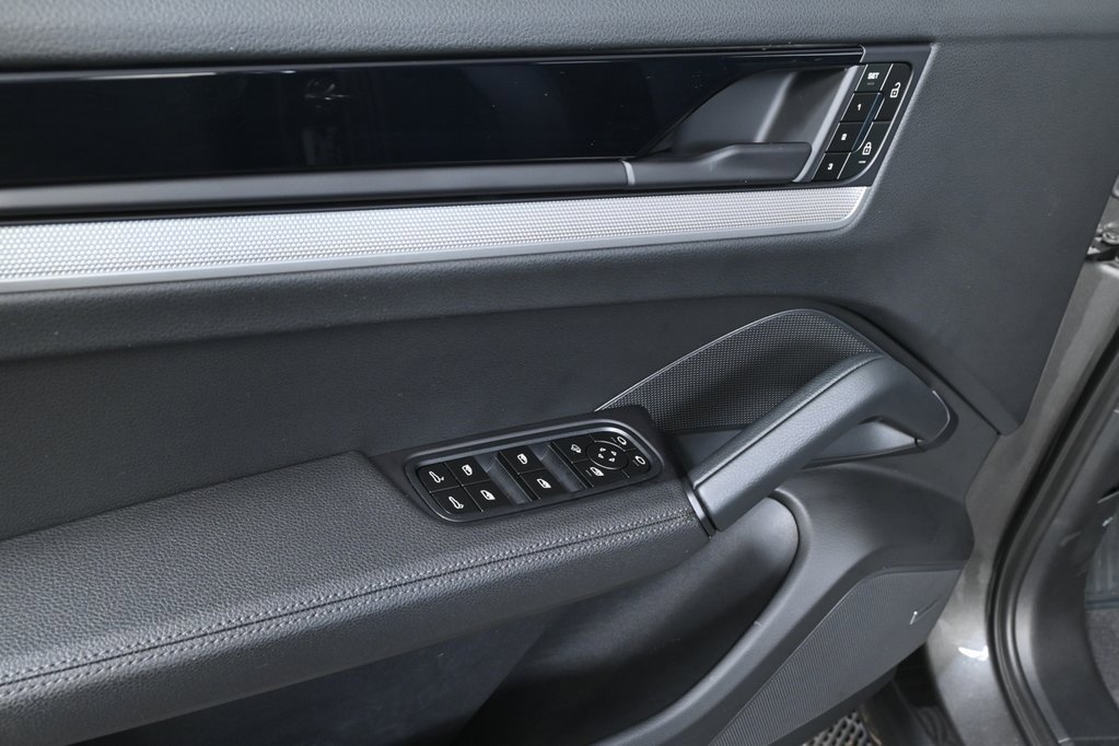 Used 2025 Porsche Cayenne image 6