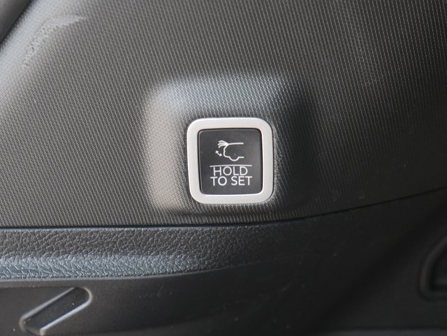 Used 2023 Jeep Grand Cherokee Altitude image 12