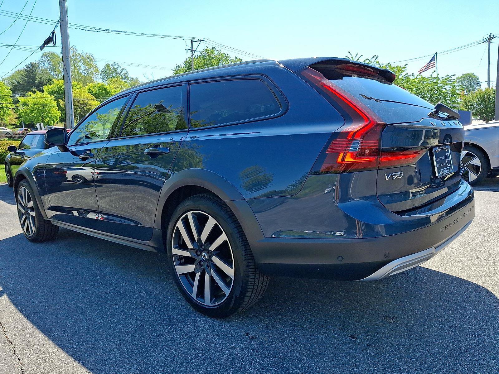 Certified 2025 Volvo V90 B6 Cross Country Ultra AWD/4WD image 4