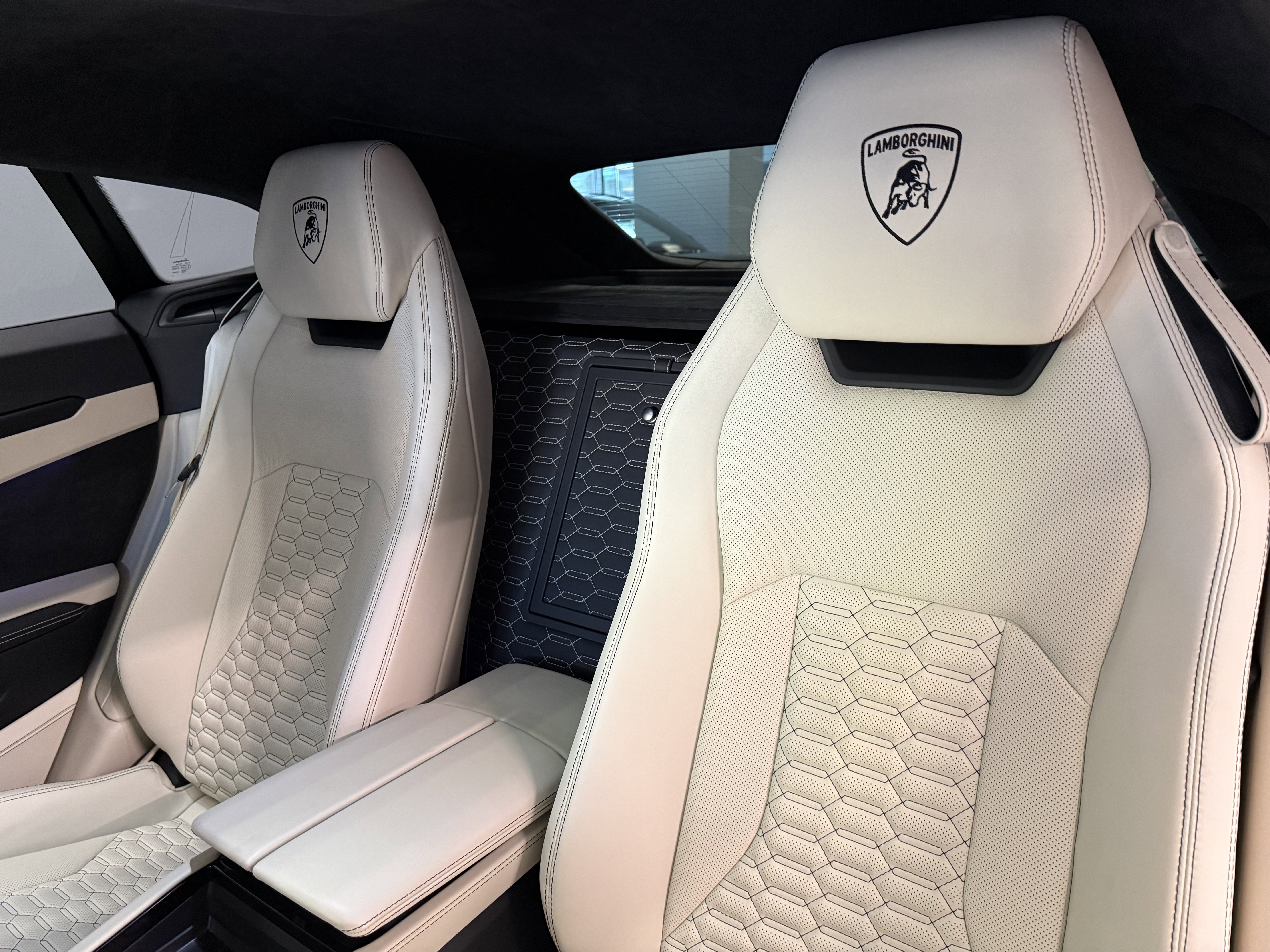 Used 2022 Lamborghini Urus image 22