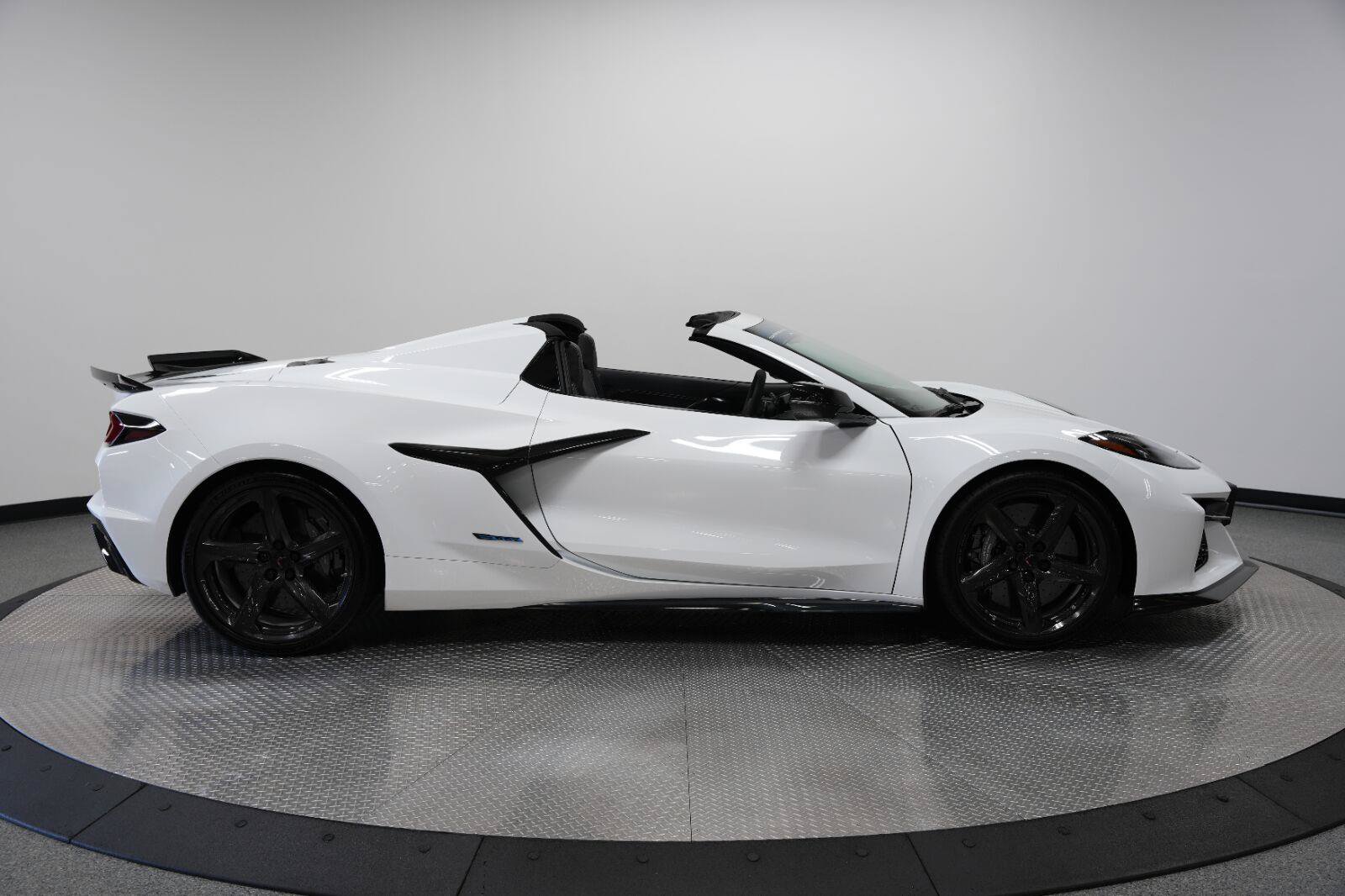 Used 2025 Chevrolet Corvette E-Ray w/ Stealth Interior Trim Package AWD/4WD image 19