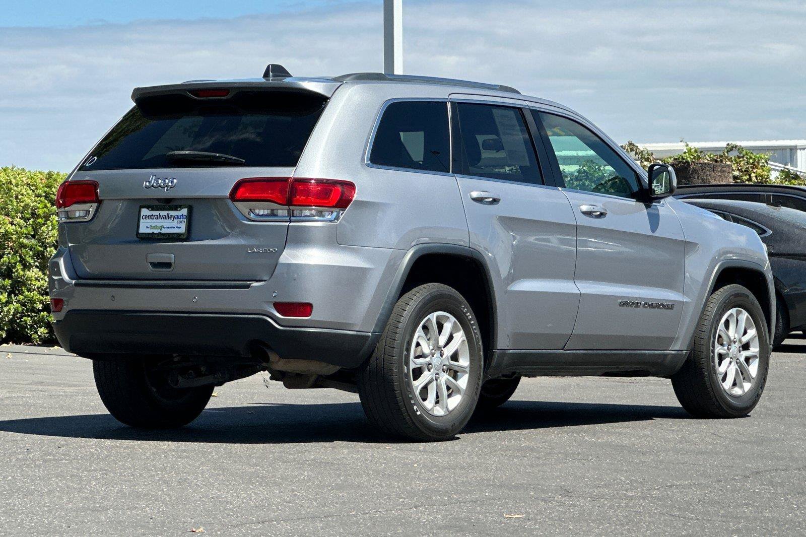 Used 2021 Jeep Grand Cherokee Laredo RWD image 4