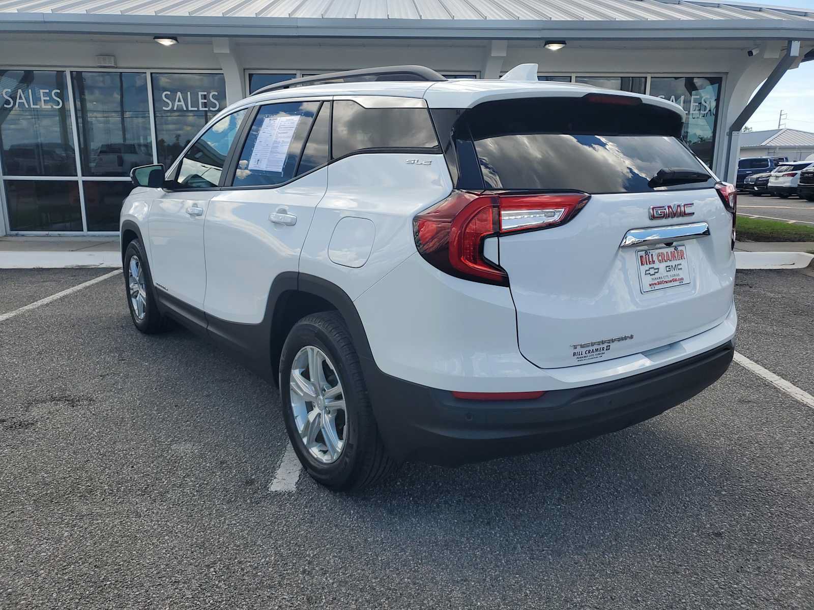 Used 2023 GMC Terrain SLE w/ Driver Convenience Package FWD image 3