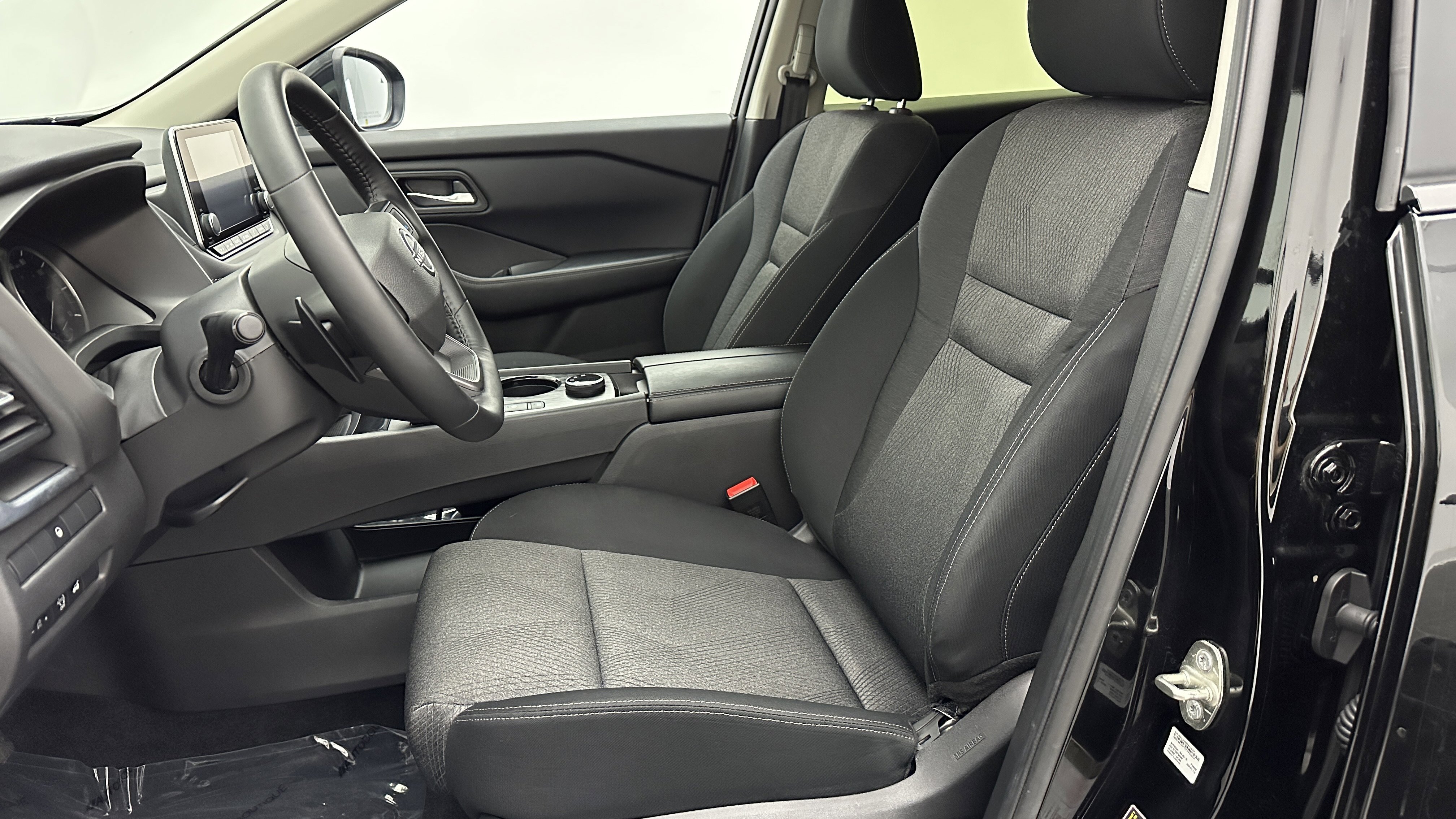 Used 2025 Nissan Rogue SV image 13