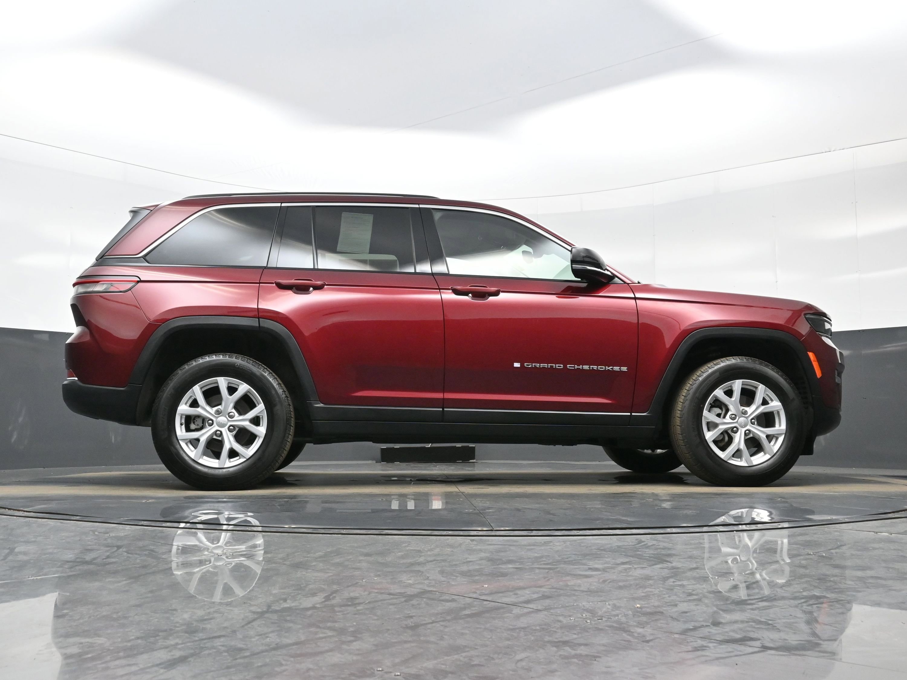 Used 2023 Jeep Grand Cherokee Limited image 32