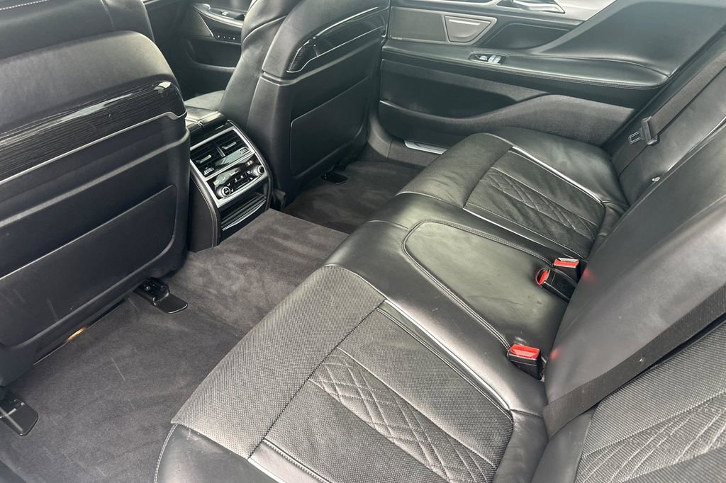 Used 2020 BMW 740i w/ M Sport Package image 10