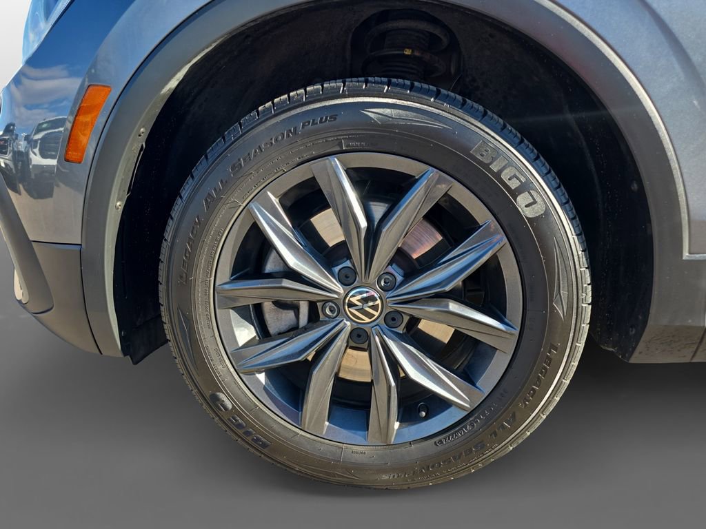 Used 2023 Volkswagen Tiguan SE w/ Panoramic Sunroof Package image 14