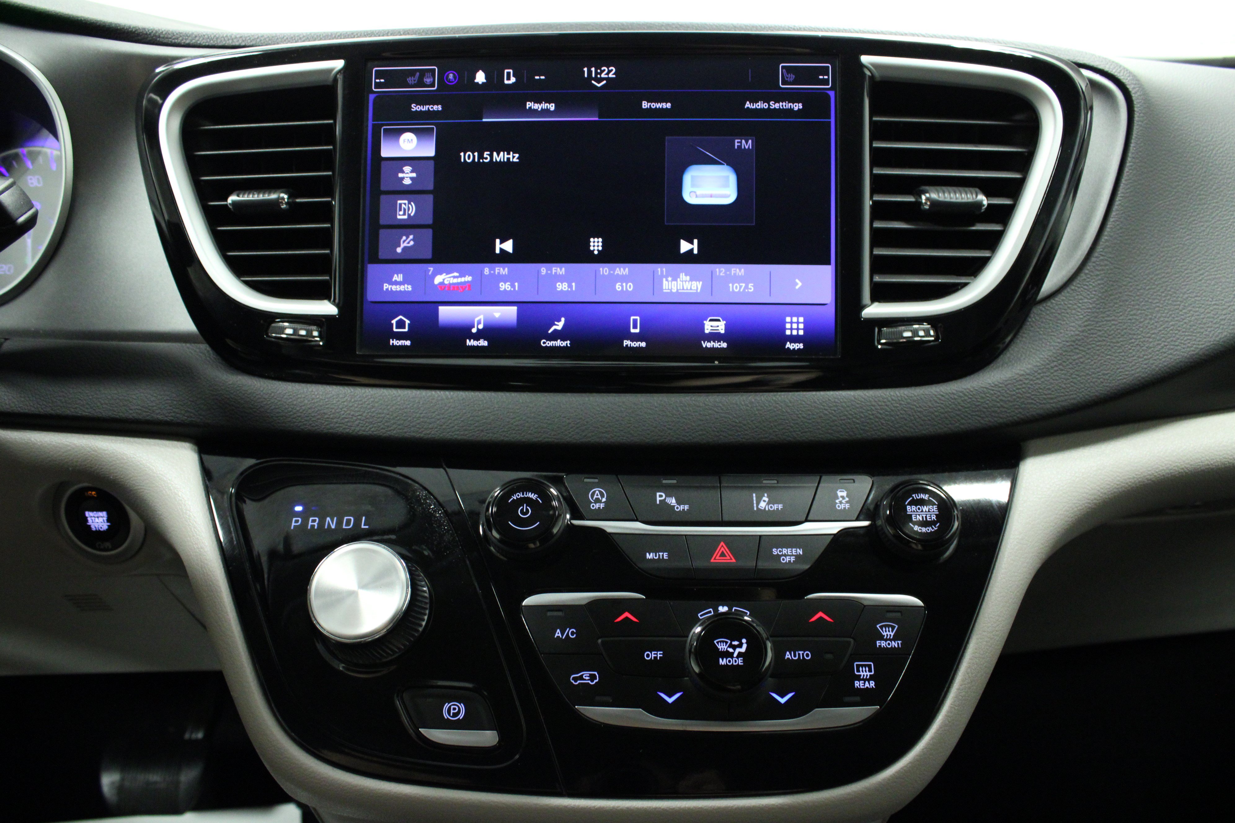 Used 2024 Chrysler Pacifica Touring-L FWD image 23