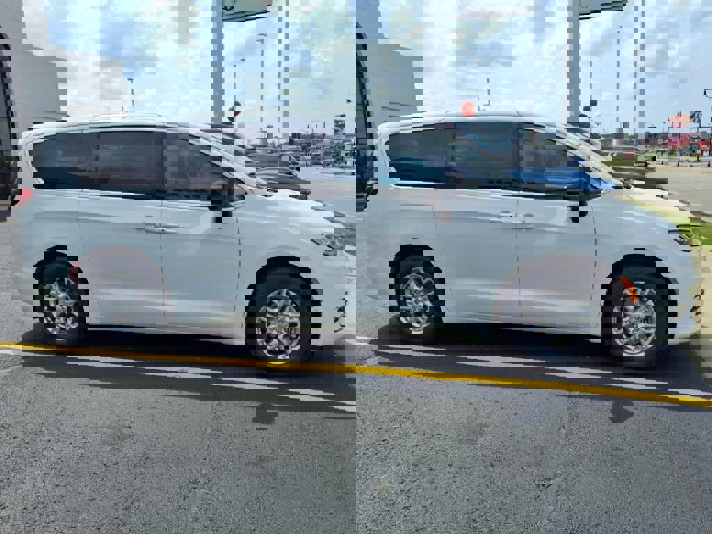 New 2025 Chrysler Pacifica Select image 2