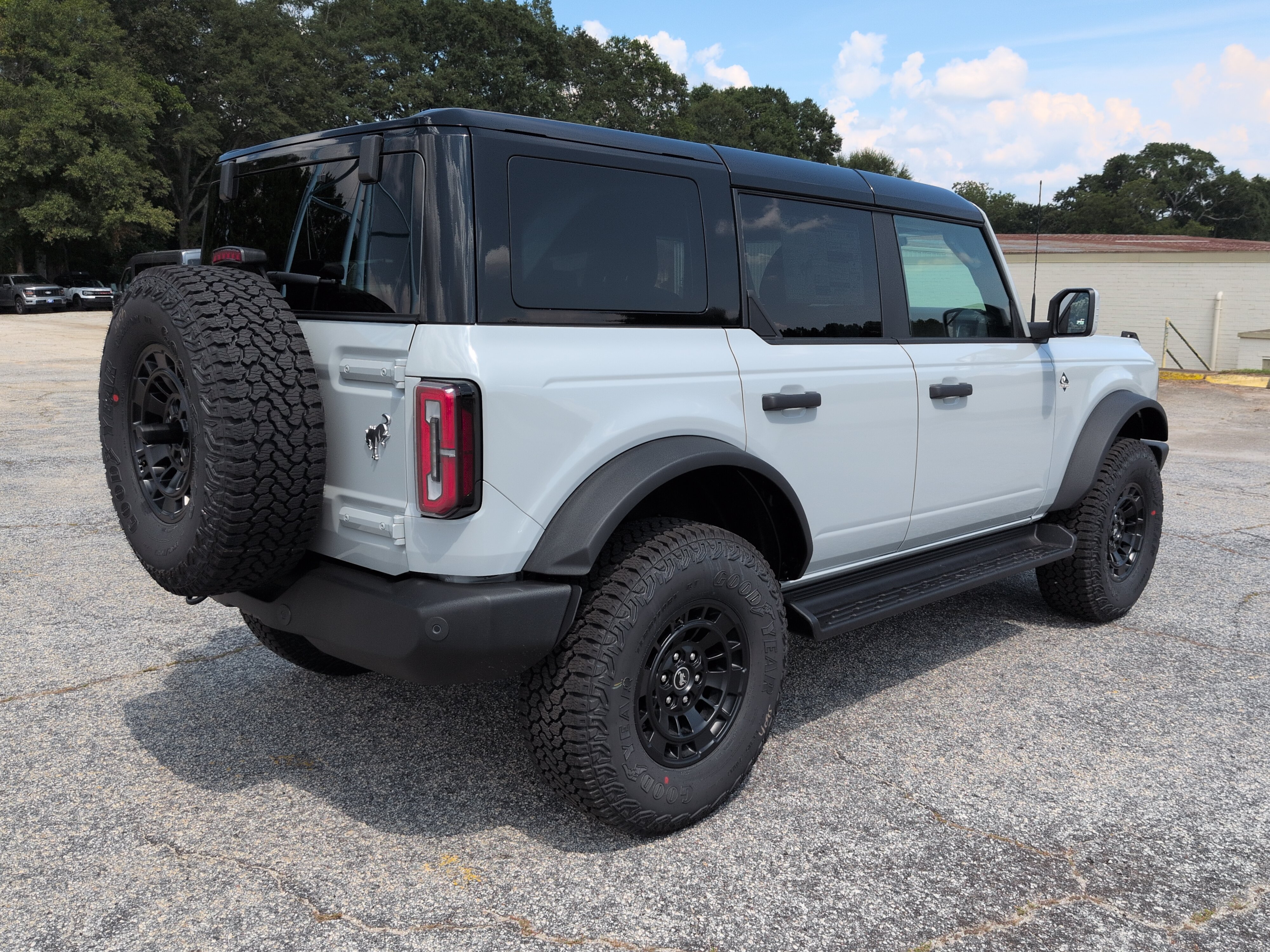 New 2026 Ford Bronco Outer Banks w/ Sasquatch Package AWD/4WD image 3