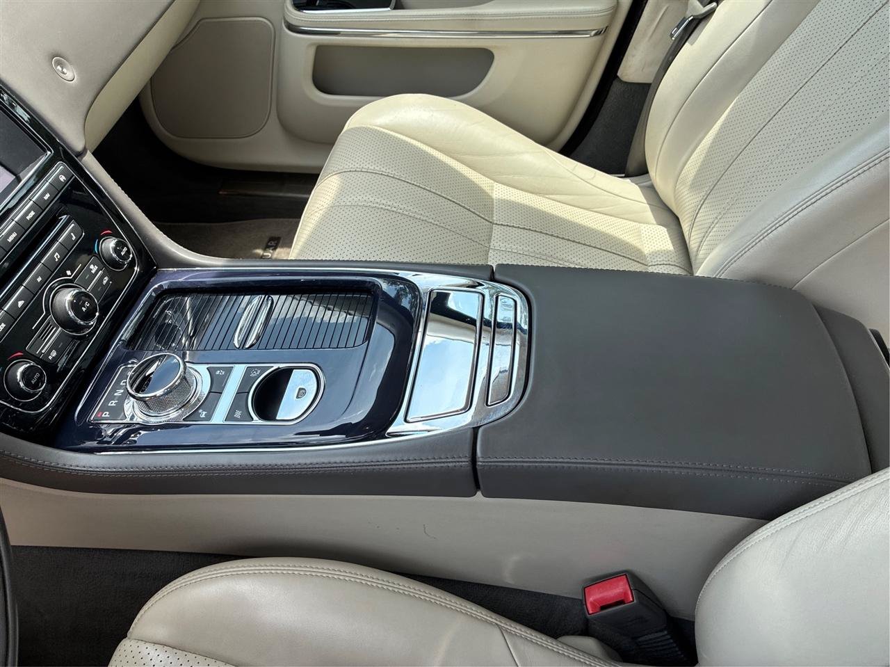 Used 2013 Jaguar XJ w/ Front Seat Comfort Pkg RWD image 20