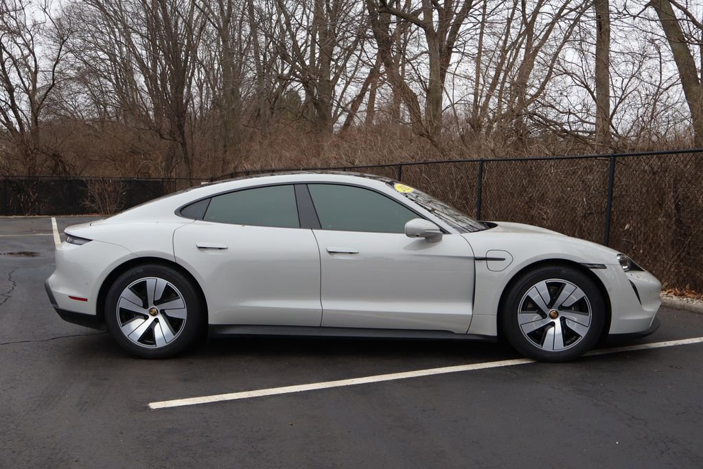 Used 2022 Porsche Taycan image 9
