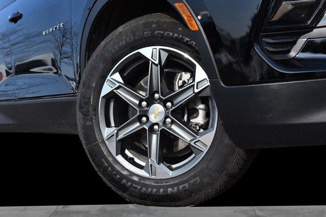 Used 2025 Chevrolet Blazer LT image 3