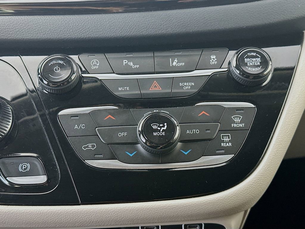 Used 2024 Chrysler Pacifica Touring-L image 18