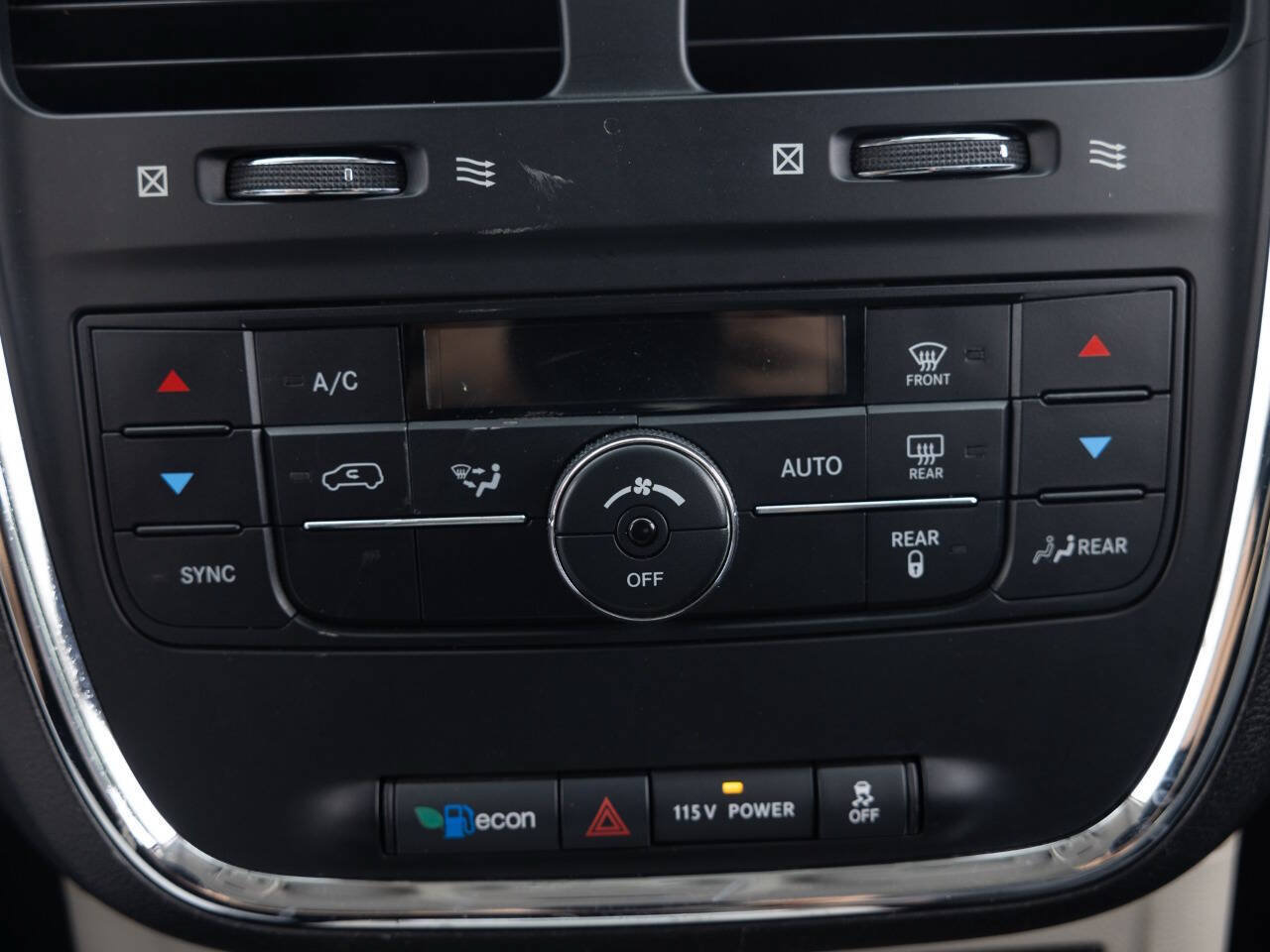 Used 2013 Chrysler Town & Country Touring FWD image 37