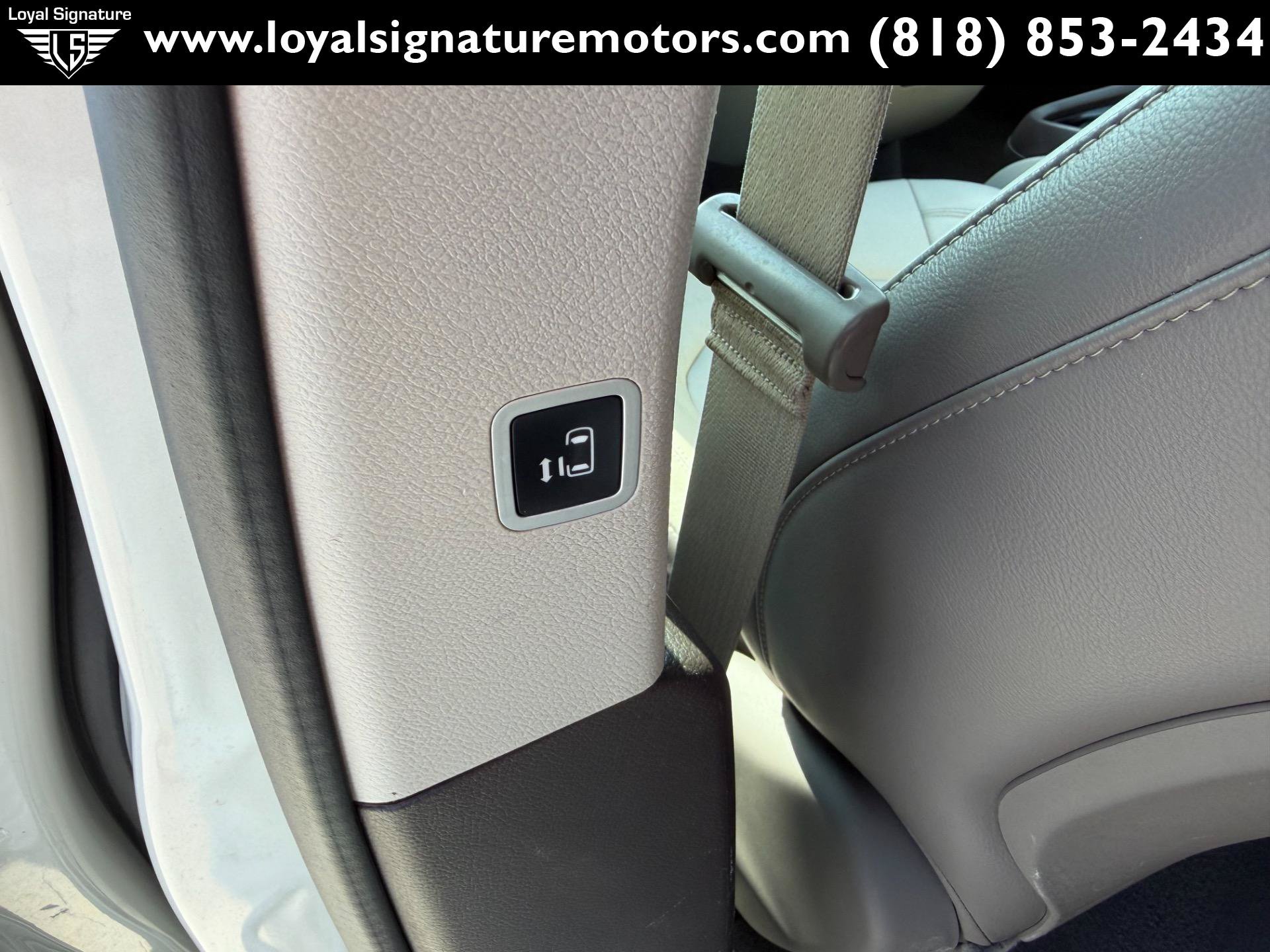 Used 2017 Chrysler Pacifica Touring-L w/ Tire & Wheel Group FWD image 16