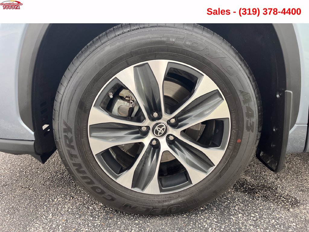 Used 2022 Toyota Highlander XLE AWD/4WD image 11