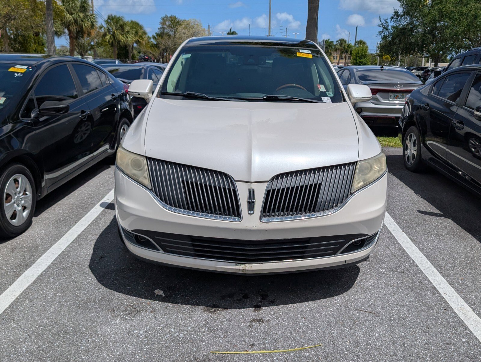 Used 2013 Lincoln MKT FWD image 2