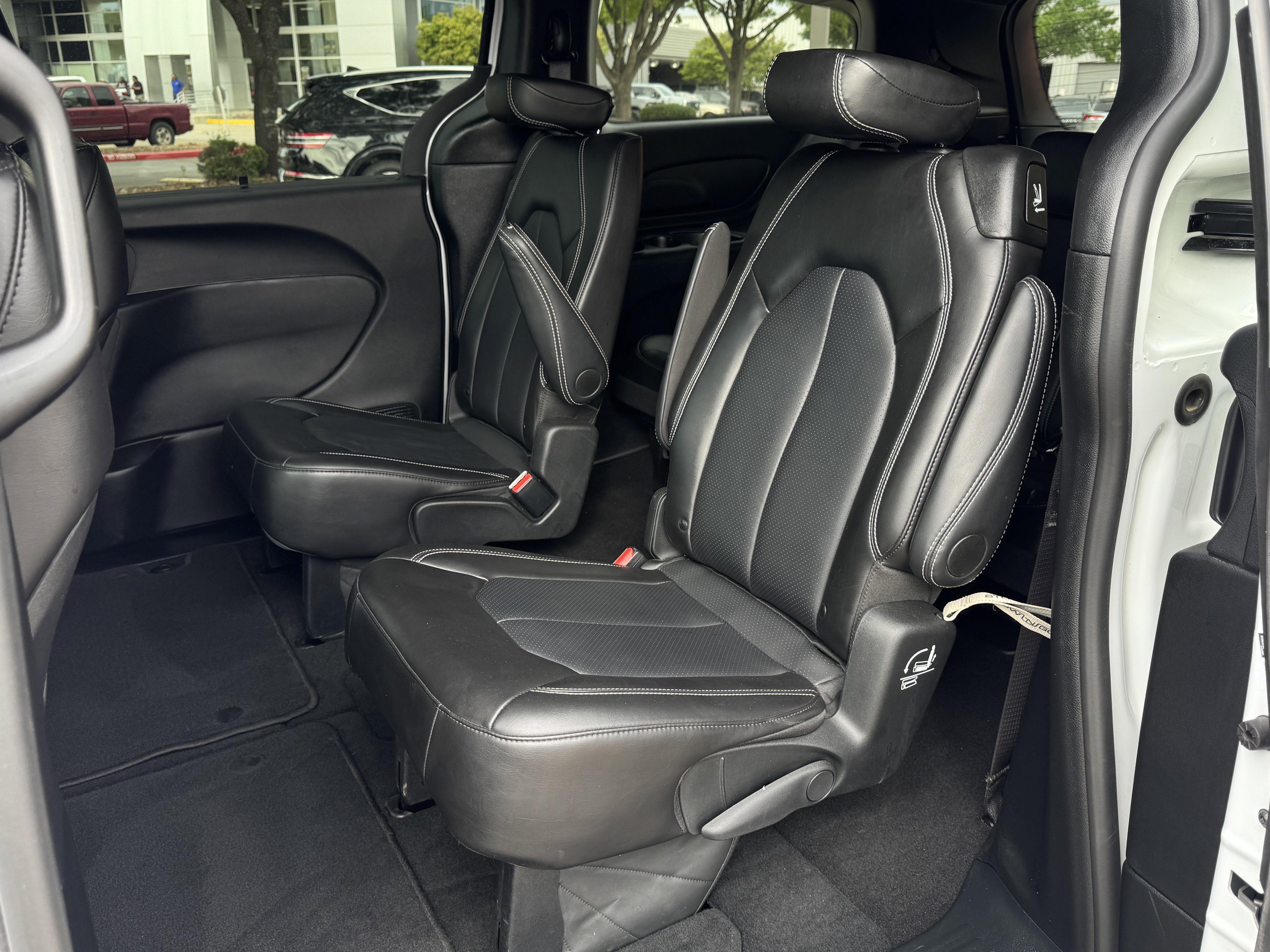 Used 2025 Chrysler Pacifica Select image 13