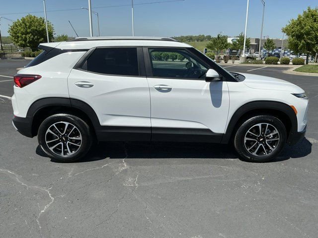 Used 2025 Chevrolet TrailBlazer LT AWD/4WD image 2