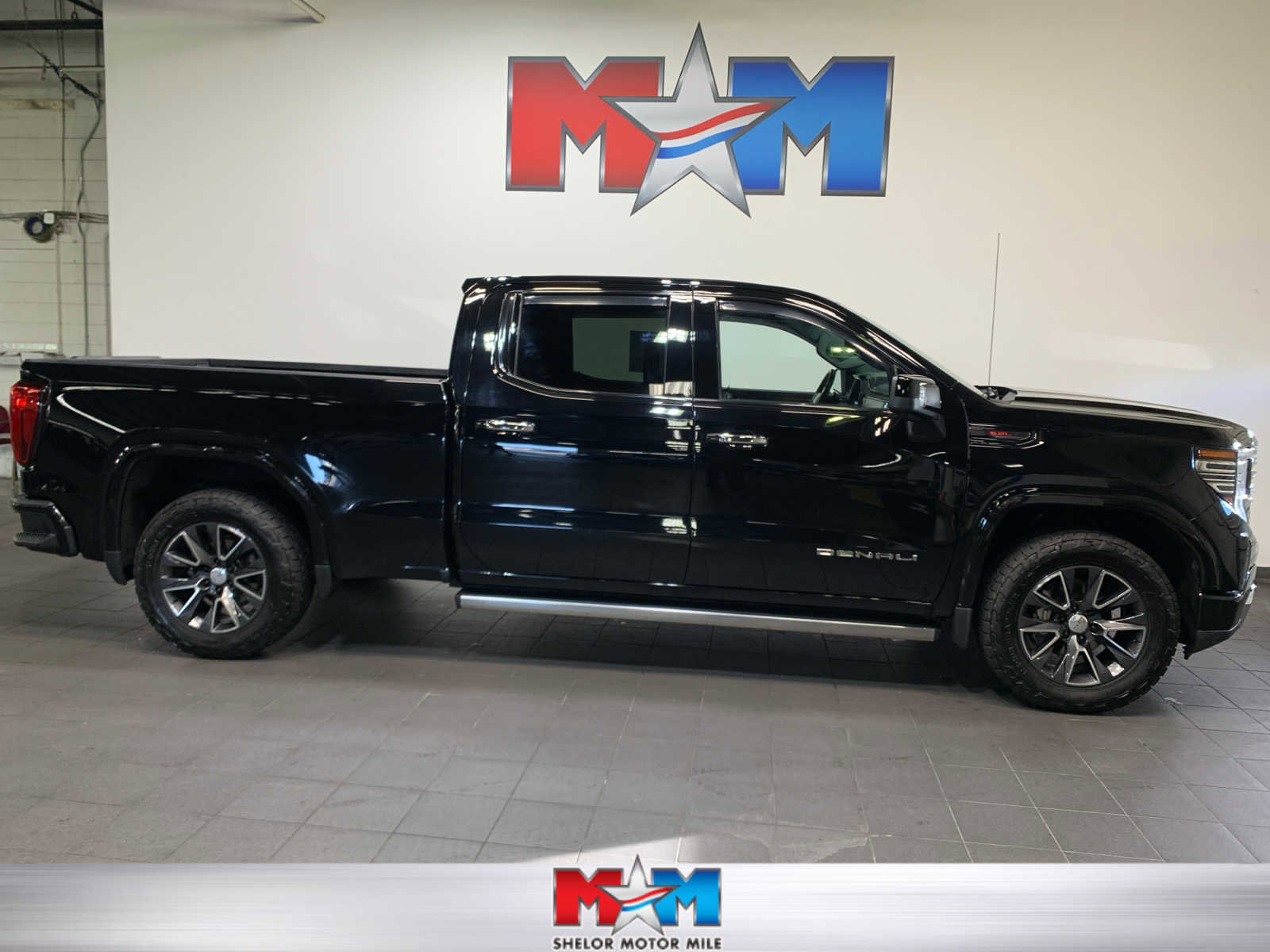 Used 2023 GMC Sierra 1500 Denali w/ Denali Reserve Package AWD/4WD image 1