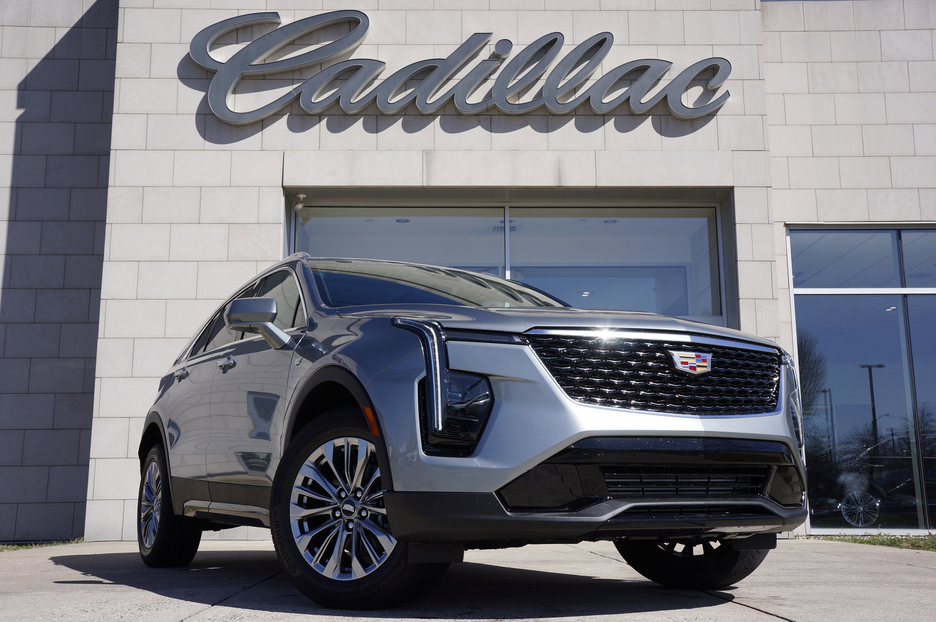 Used 2025 Cadillac XT4 Premium Luxury image 1